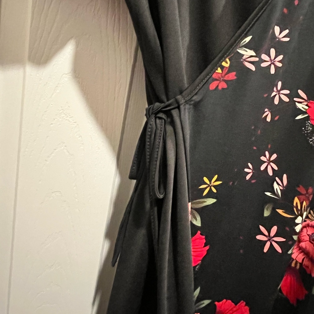 Shein curve wrap dress. Short sleeve.Black and red 2xl